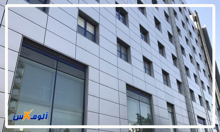 کاربرد پانل‌های آلومینیوم کامپوزیت در داکت‌های برقی و مخابراتی ساختمان‌ها